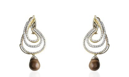 The Inara earrings and pendant set are handcrafted in yellow gold and display a dazzling collection of dripping diamonds culminating in a water drop of pearl. The Inara Set spills magic into your everyday life, and we hope they bring you a renewed sense of self every time you put them on. (Includes Pendant)